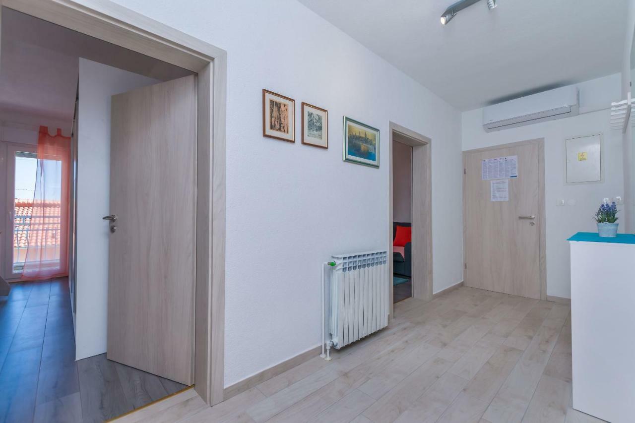 Apartment Adrian Omis Bagian luar foto