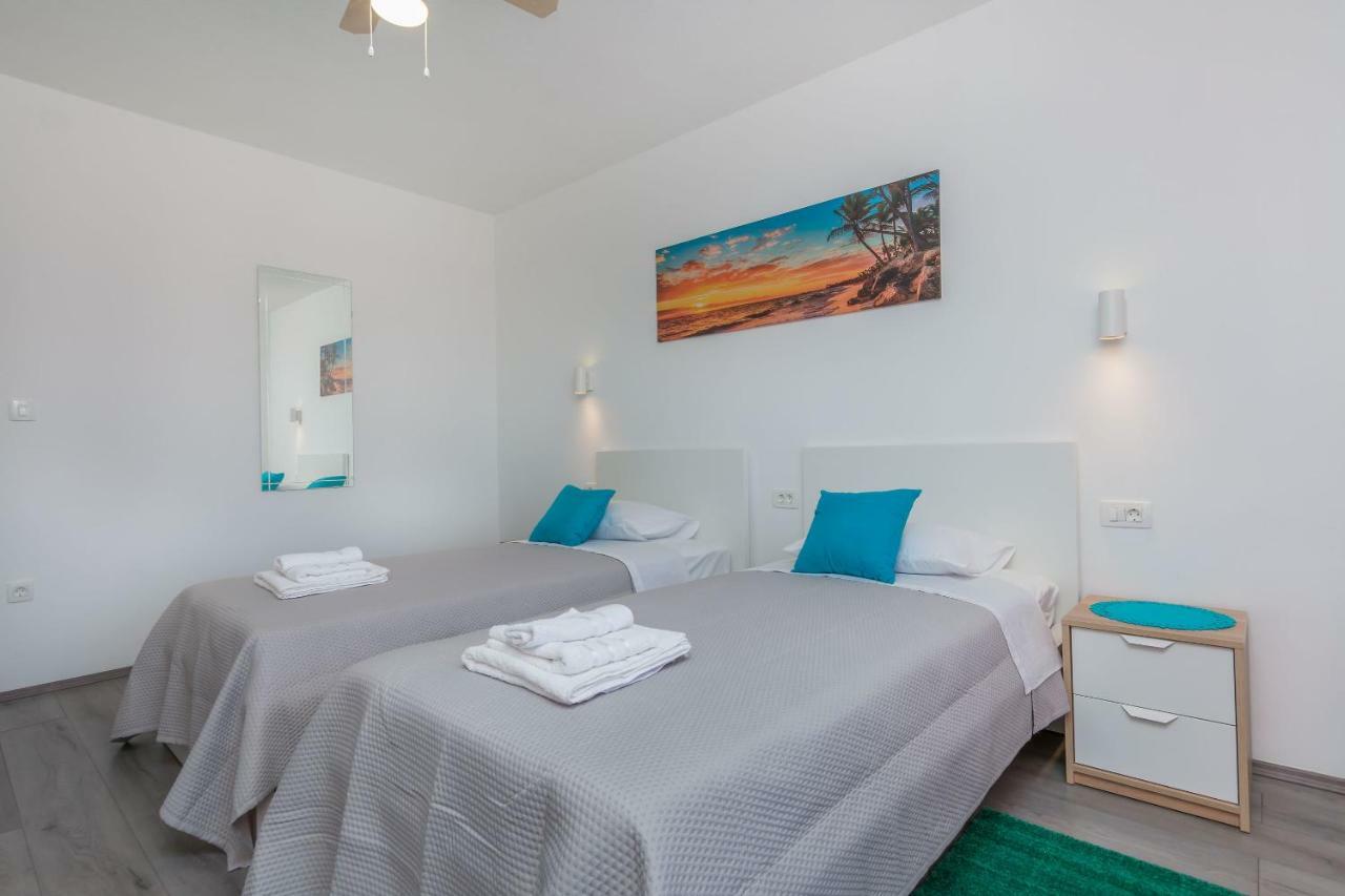 Apartment Adrian Omis Bagian luar foto