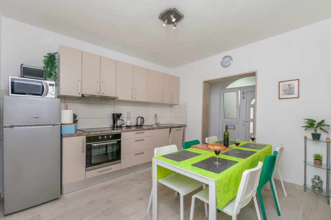 Apartment Adrian Omis Bagian luar foto